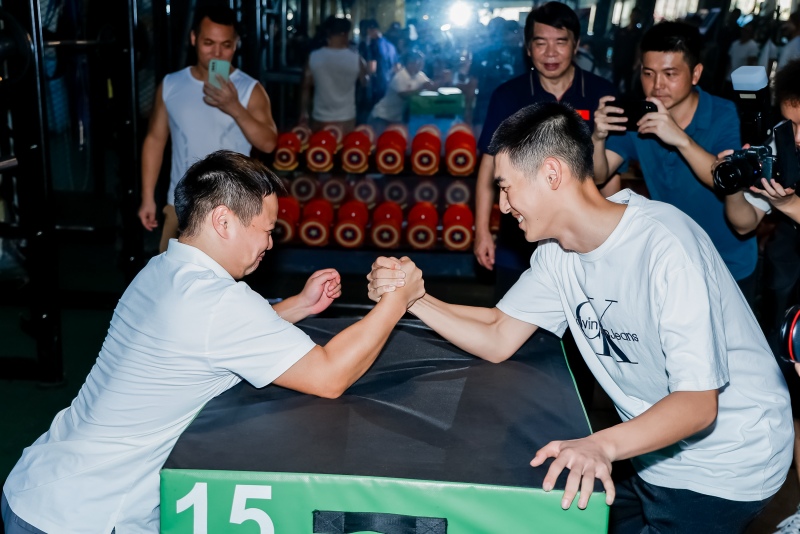 奥运冠军龙清泉与学生进行腕力挑战赛。受访单位供图