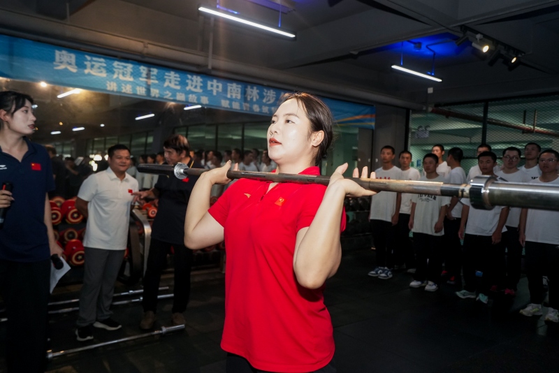 奥运冠军向艳梅进行体育指导。受访单位供图