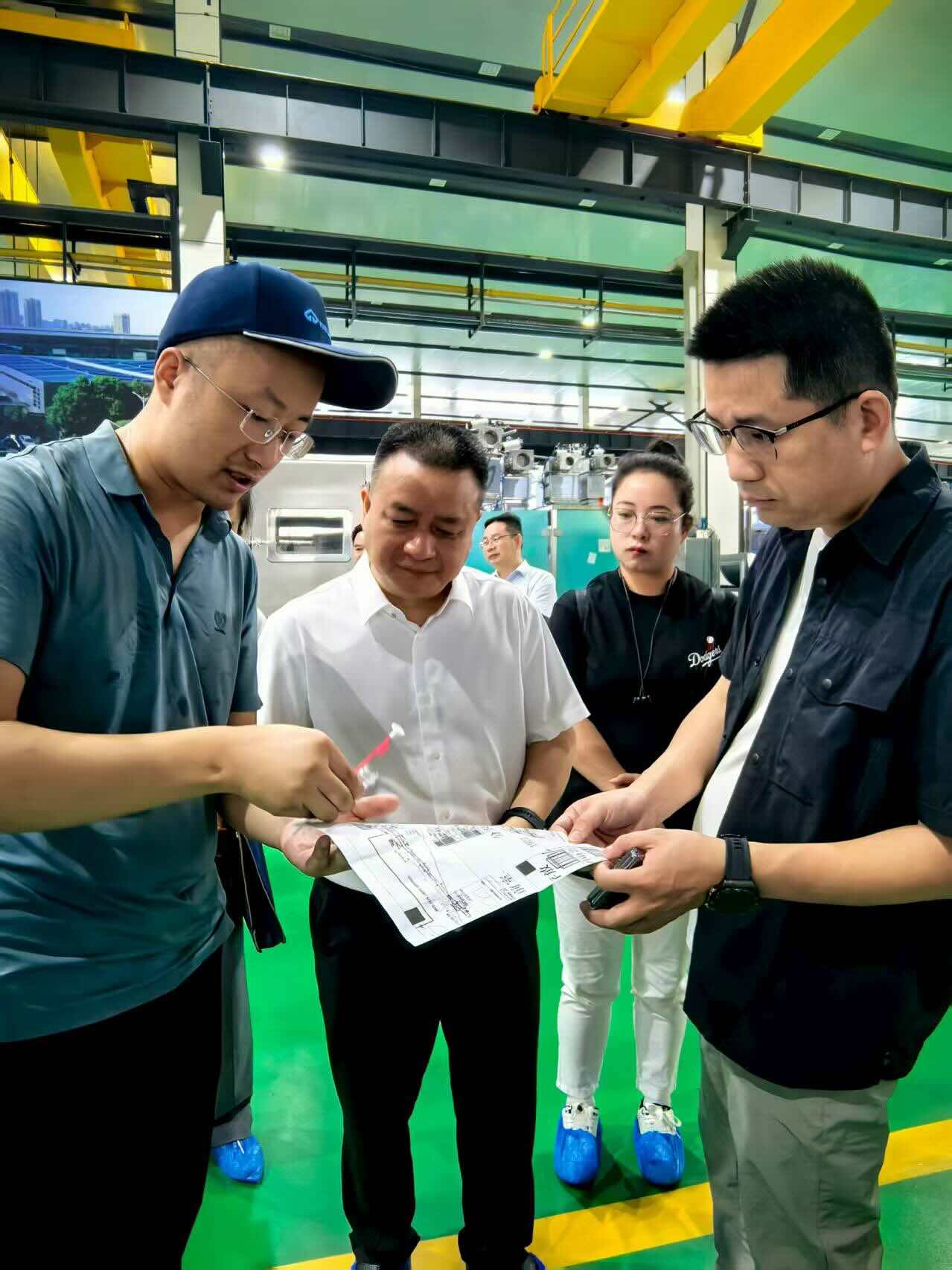 在楚天科技现场交流产品设计构思。单位供图