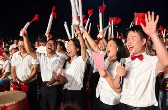 高唱《團結就是力量》的拉歌方陣。余濤攝