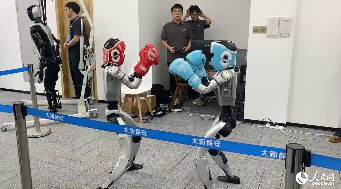 兩台人形機器人在進行拳擊表演。人民網記者 向宇攝