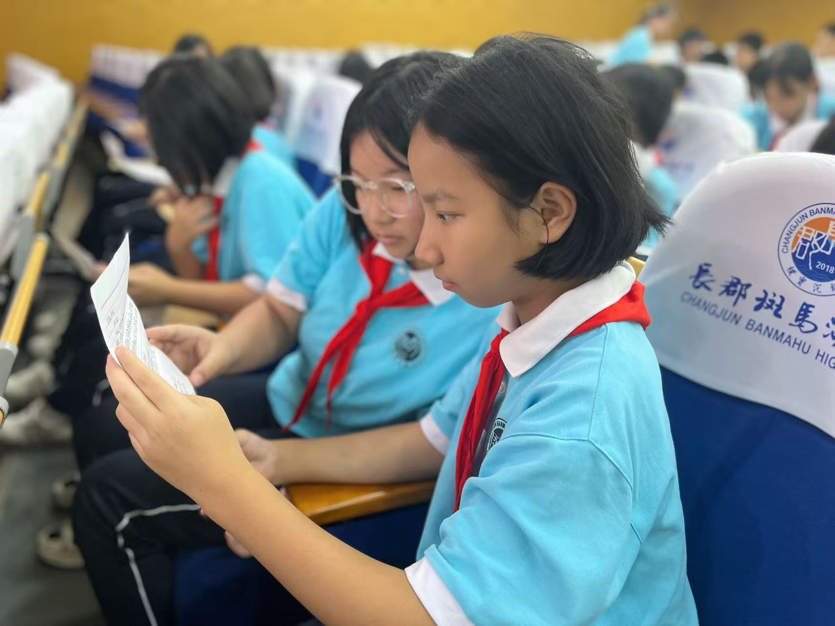 学生阅读来信。严红雨摄