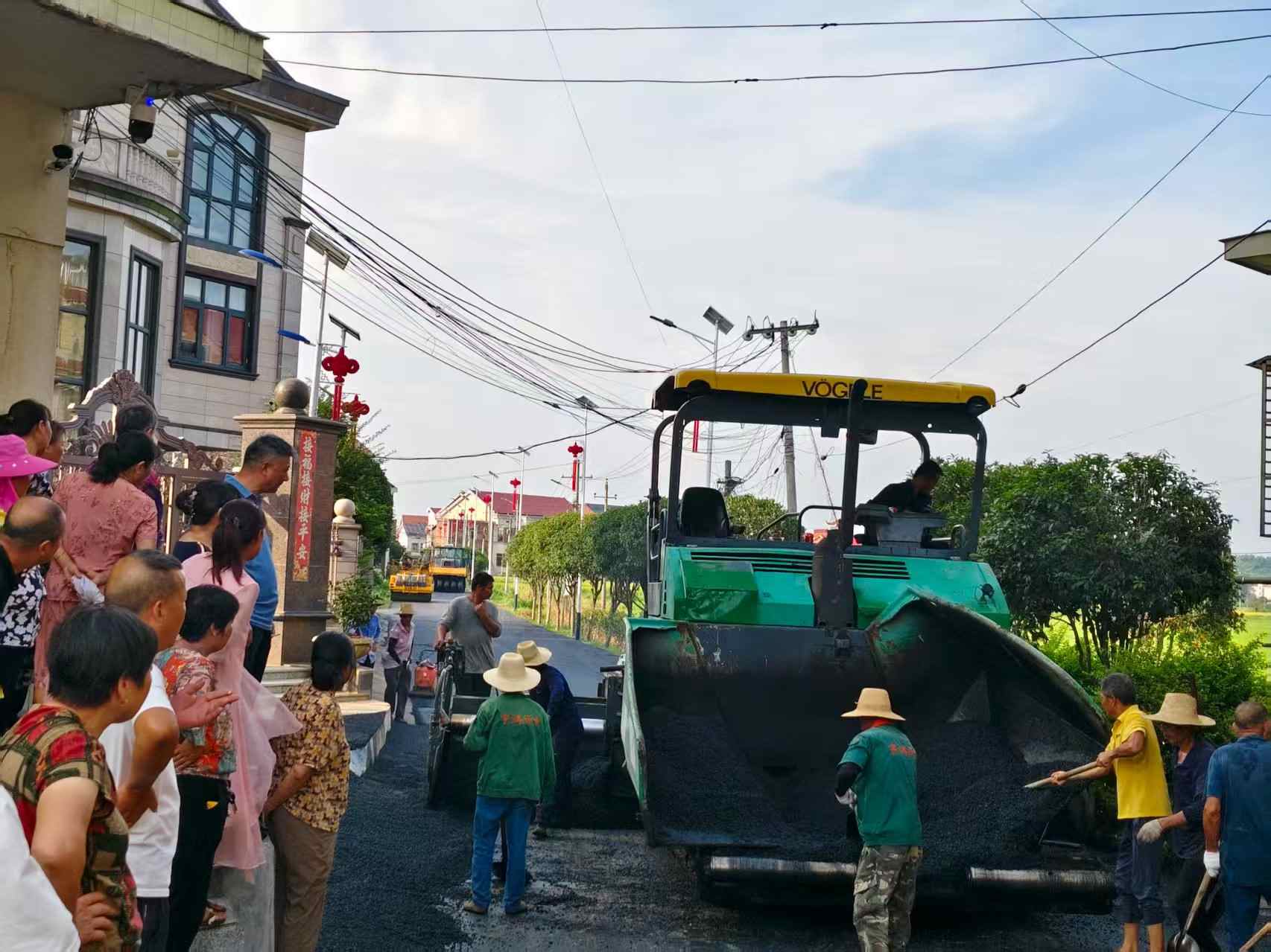 社區居民、黨員干部齊心共筑“振興路”。單位供圖