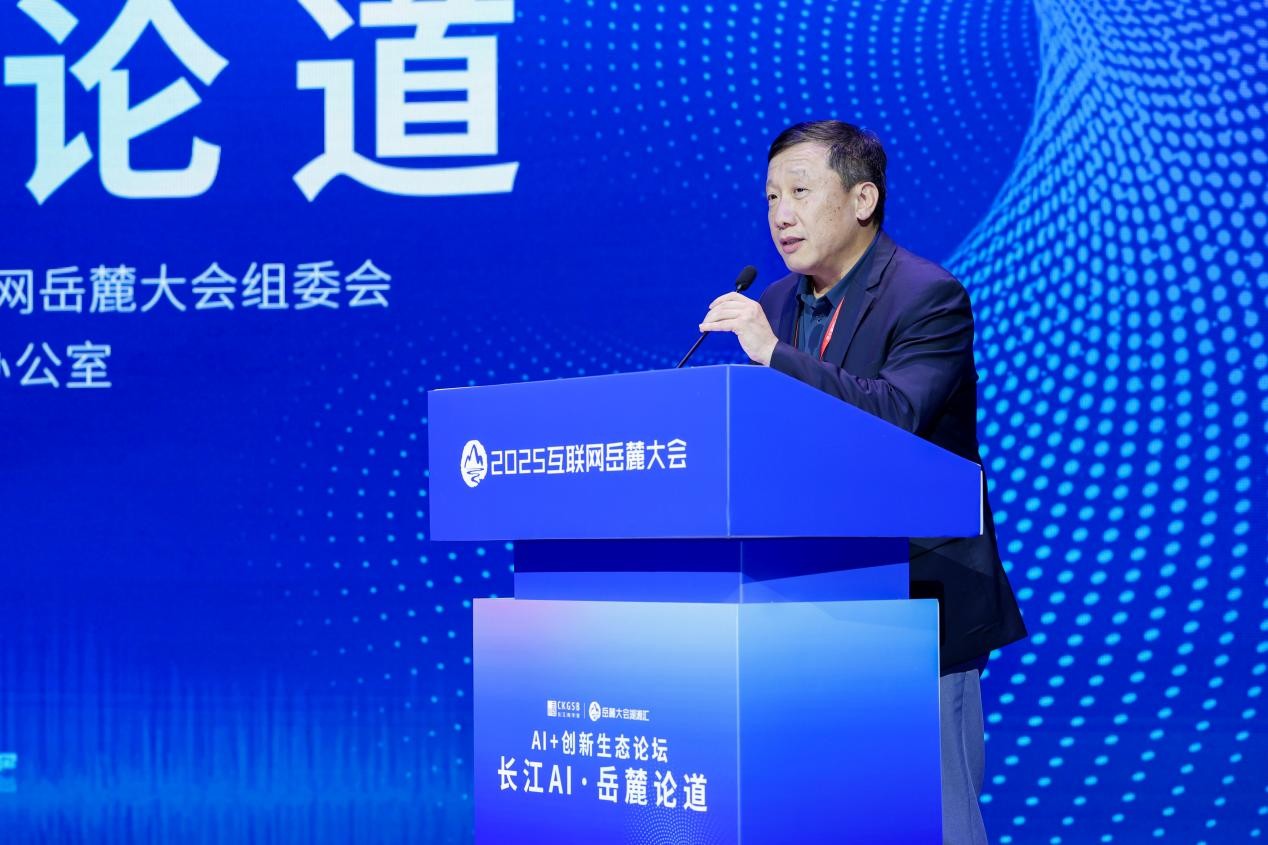 長江商學院院長李海濤現場致辭。受訪單位供圖