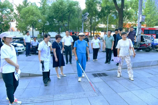 盲人代表体验盲道。受访单位供图