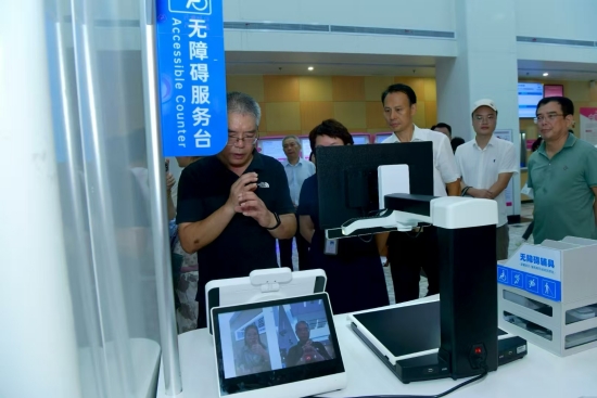 在湖南省妇幼保健院体验无障碍服务。受访单位供图