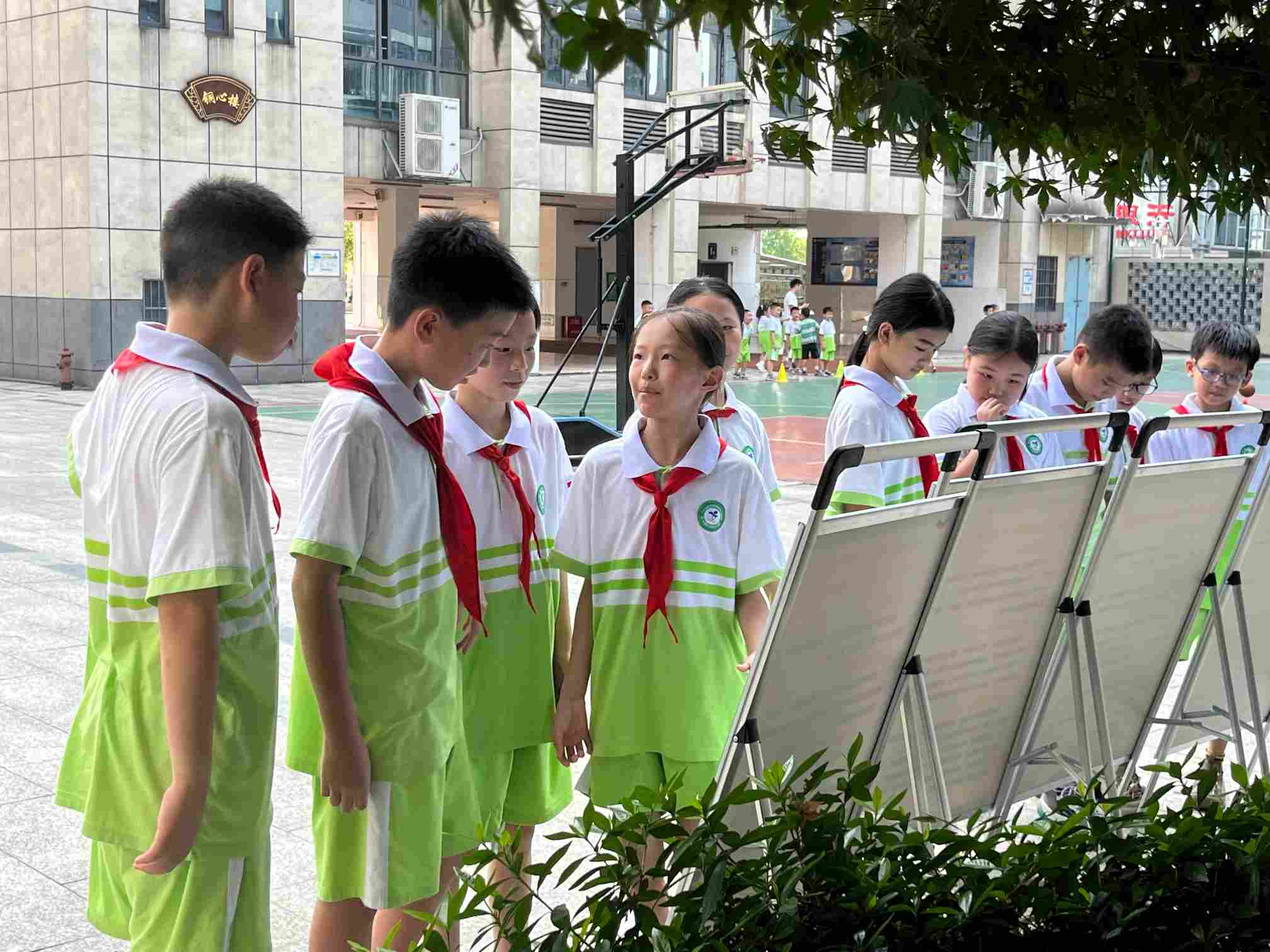学生通过观看展板学习臭氧层保护知识(单位供图)