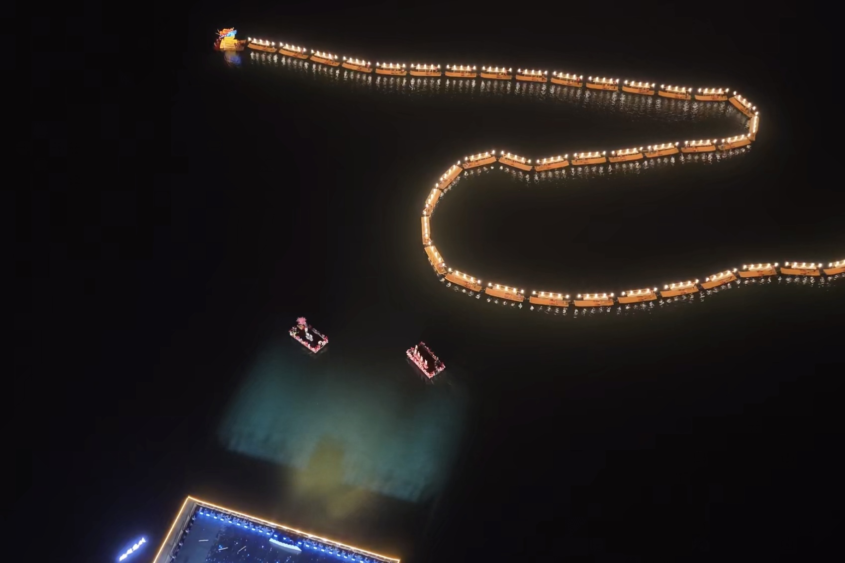 慈利水上板板龙灯表演现场。受访单位供图