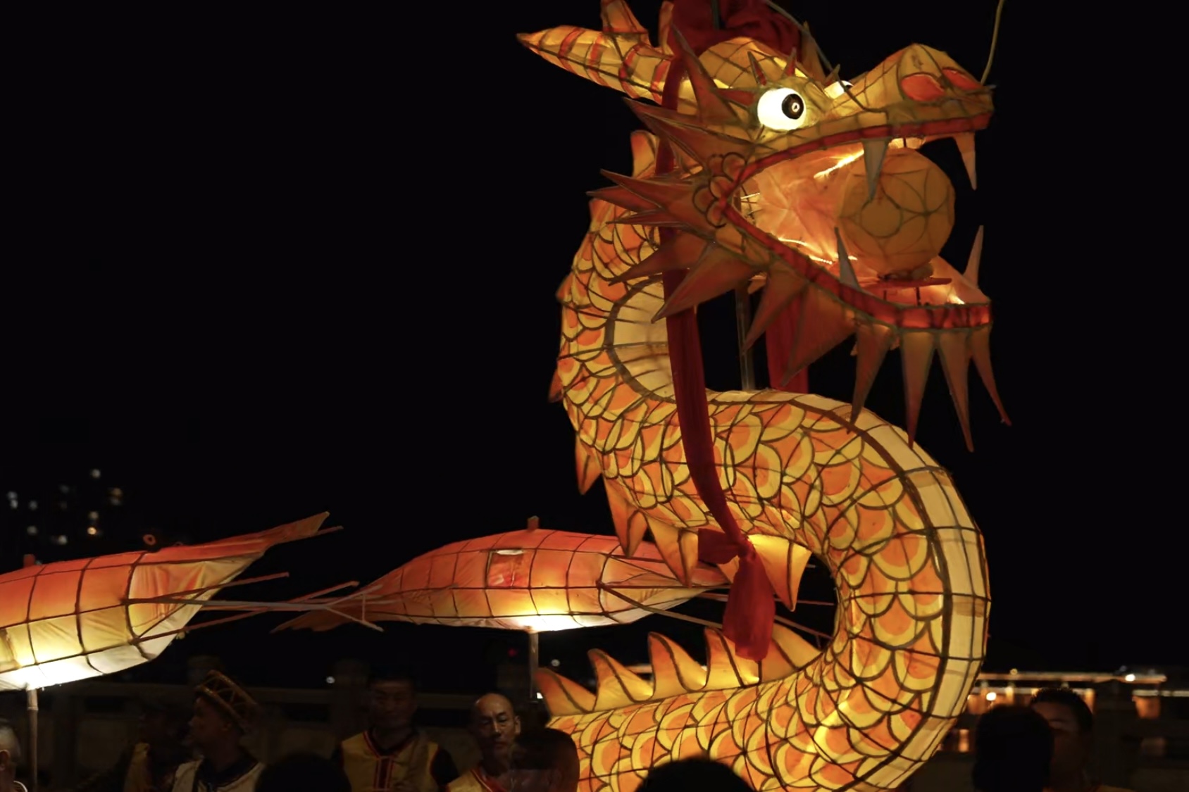 路上板板龙灯表演现场。受访单位供图