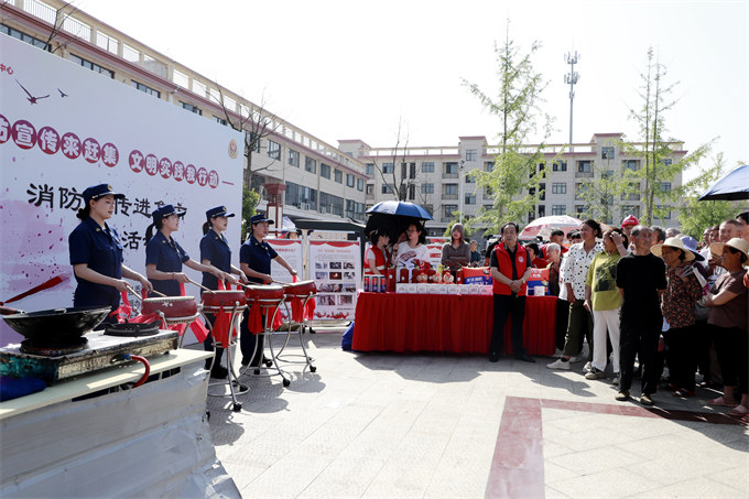 大队开展“湘北大鼓说消防”宣传。受访单位供图