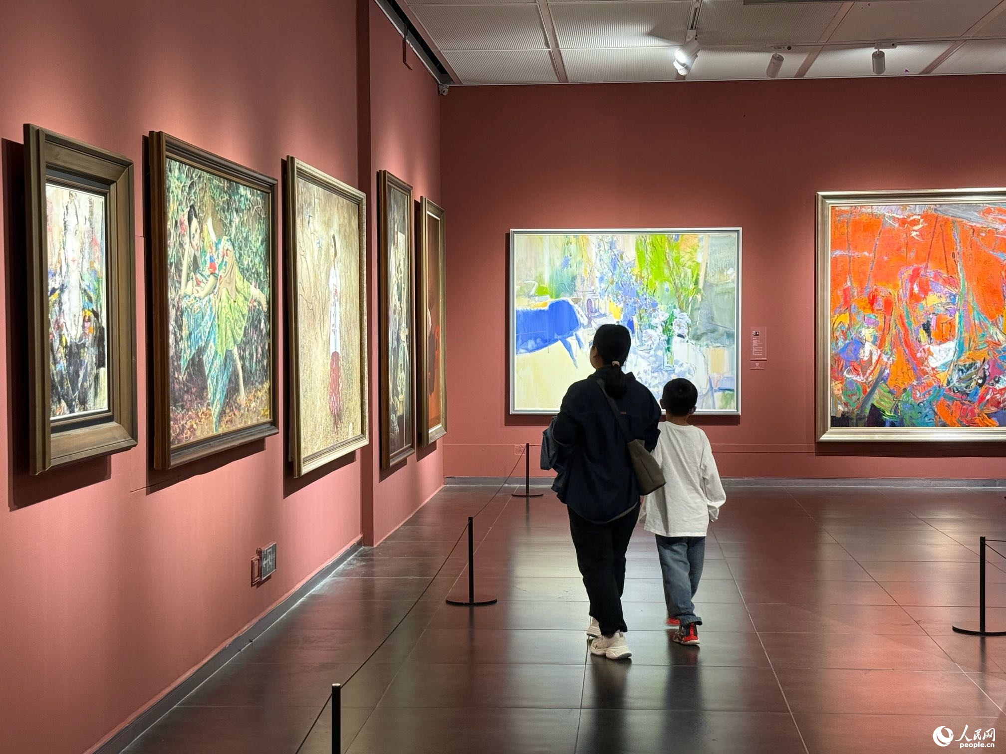 亲子共赏油画作品。人民网记者 吴茜薇摄