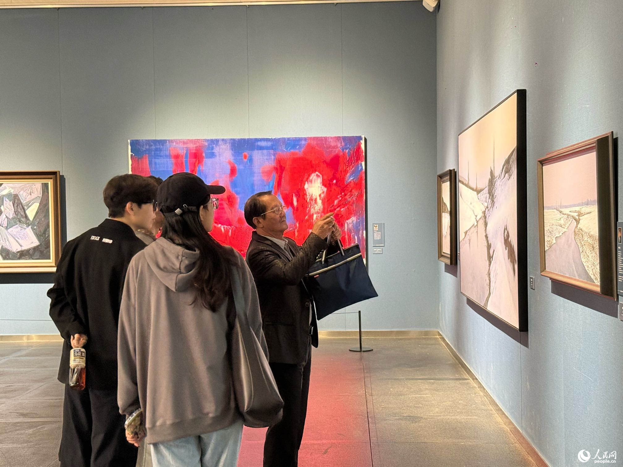 细腻的油画作品引得众人打卡拍照。人民网记者 吴茜薇摄