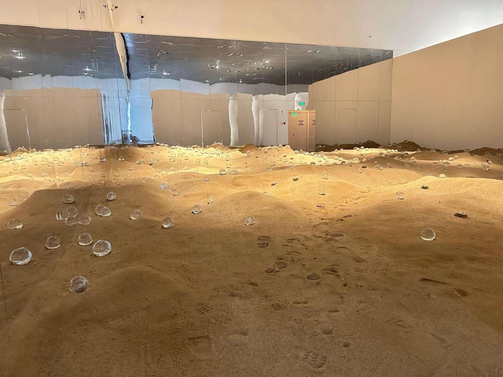 展览作品《泪(2号)》。陈子依摄