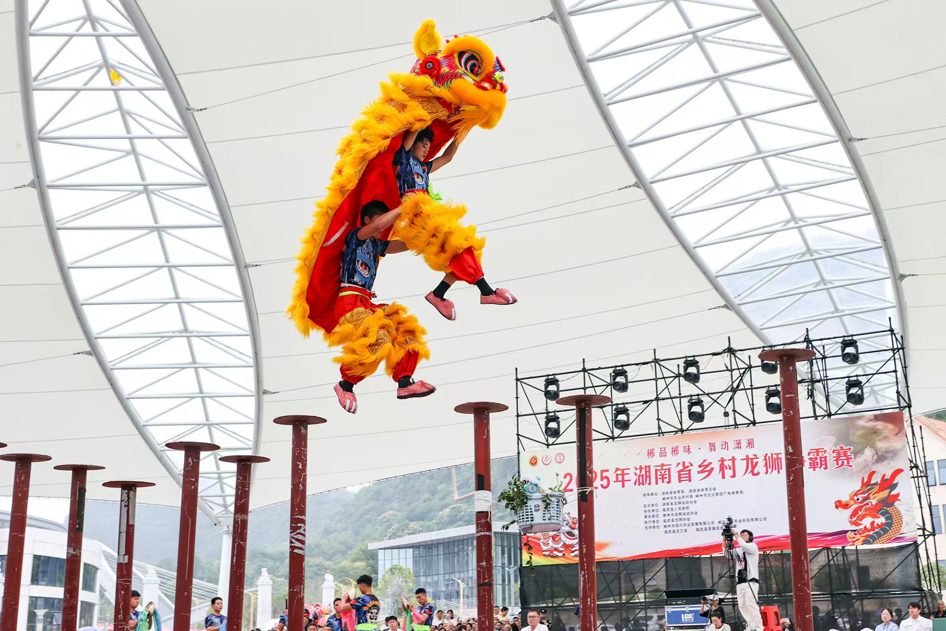 湖南振鹏龙狮团南狮代表队在进行“自选南狮”项目舞狮比赛。陈卫平摄
