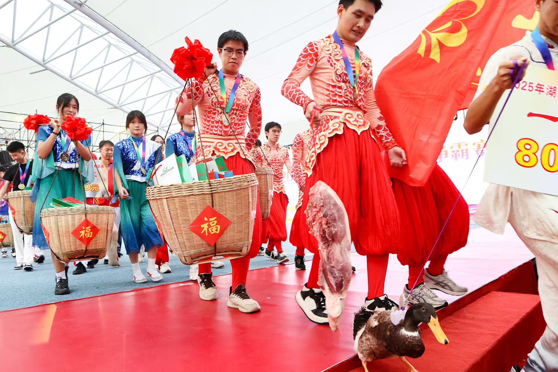 颁奖现场，满载着喜悦与祝福。陈卫平摄