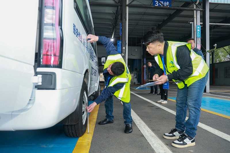 参赛选手对车辆进行外观查验。单位供图