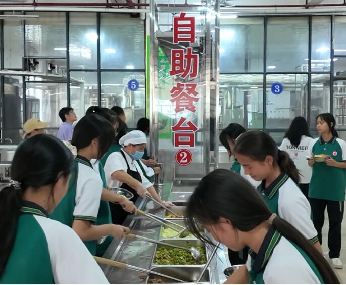 （自助餐台。单位供图）