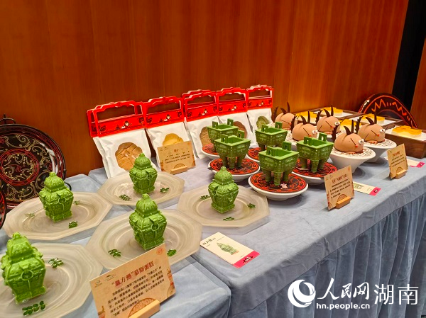 現場展示文創蛋糕。人民網 匡瀅攝