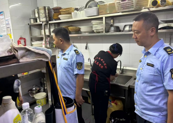 开展食品安全检查。受访单位供图