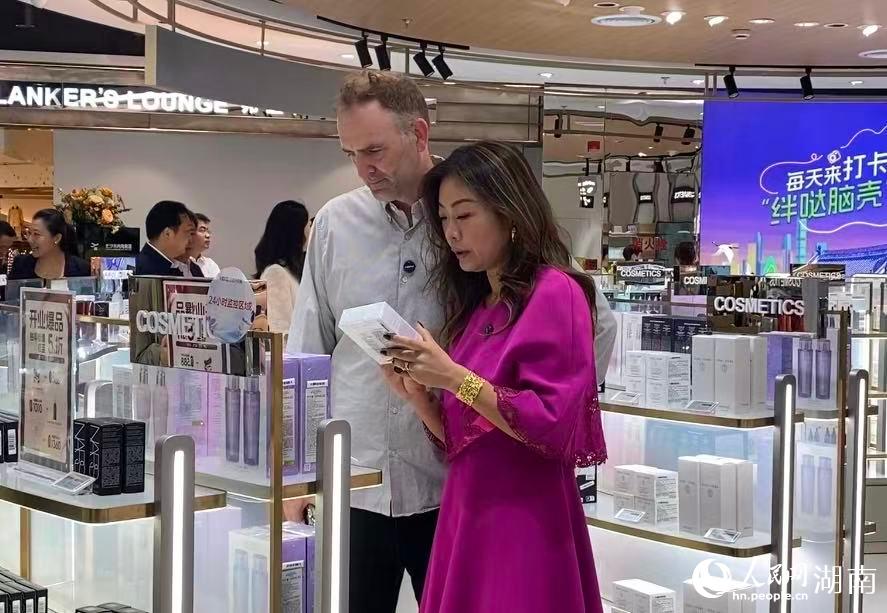 正在選品的懷特夫婦。人民網記者 向宇攝