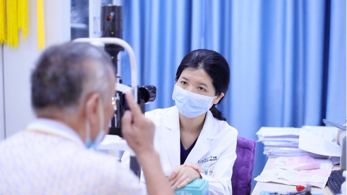 胡尊霞在给患者看诊。单位供图