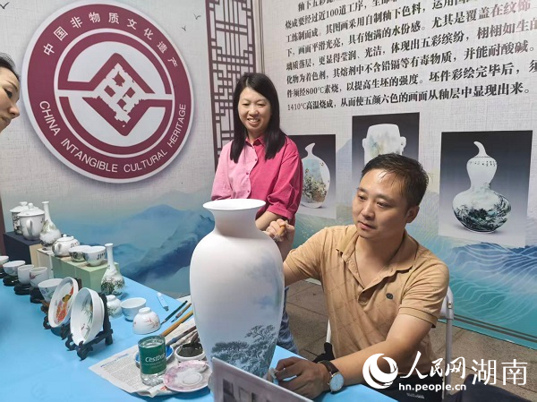 現場繪制醴瓷。人民網記者 匡瀅攝