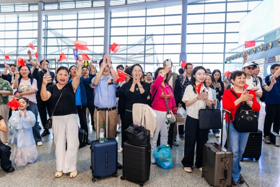 旅客一起齐唱《歌唱祖国》。受访单位供图