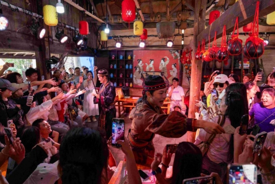 炭河古城内的互动演艺。受访单位供图