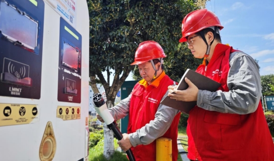 节日期间运维人员在核心景区开展充电桩专项巡检维护。受访单位供图