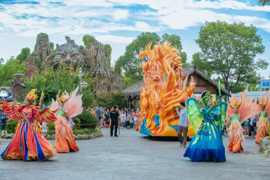 “盛世狂欢大巡游”。受访单位供图