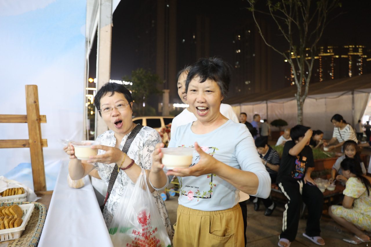活動現場，觀眾品嘗攸縣豆腐腦。單位供圖