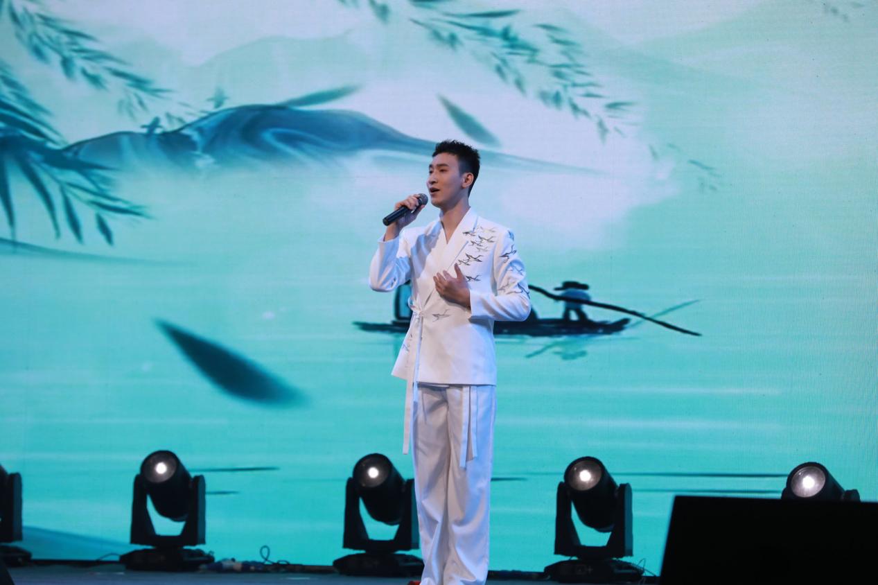 男聲獨唱《我把故鄉比蘇杭》。單位供圖