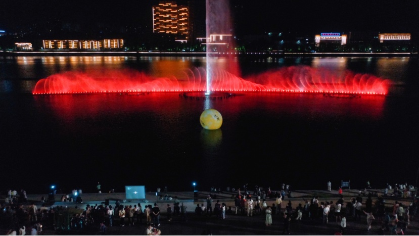 游客在龙舟广场观看音乐喷泉。邓浩然 摄