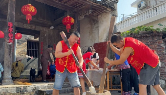 村民在打糍粑、包粽子。陈平成摄