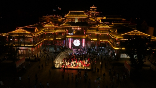 铜梳广场游人如织。黄春华摄