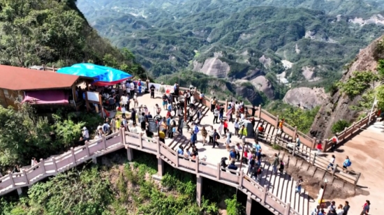 湖南崀山雙節開啟“人從眾”模式