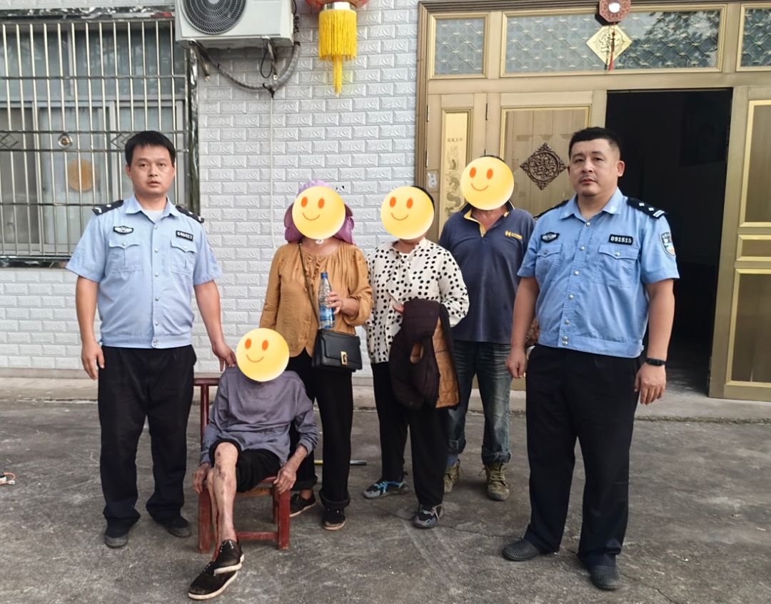走失老人及家属对民警表示感谢。单位供图