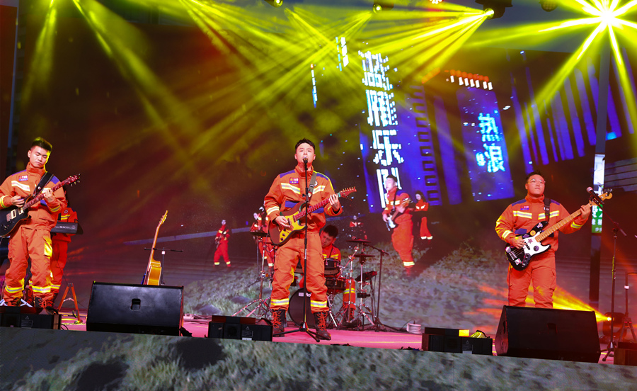 “蓝雁乐队”演出现场。衡阳消防供图