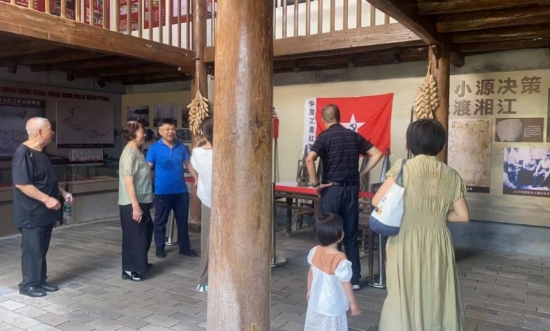 游客在小源会议旧址景区参观。受访单位供图