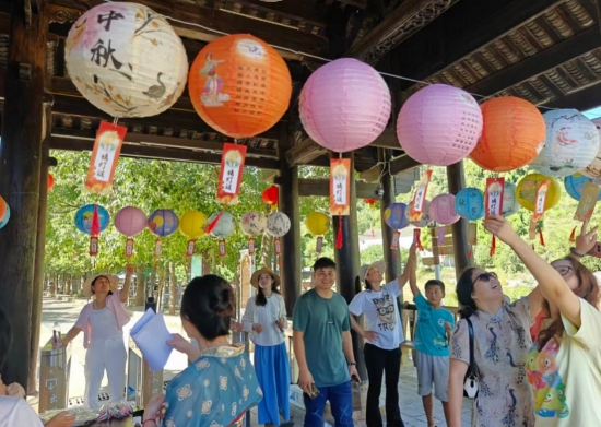 游客在龙家大院景区猜灯谜。受访单位供图