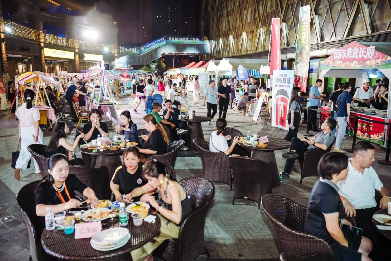 美食夜市人气爆棚。受访单位供图