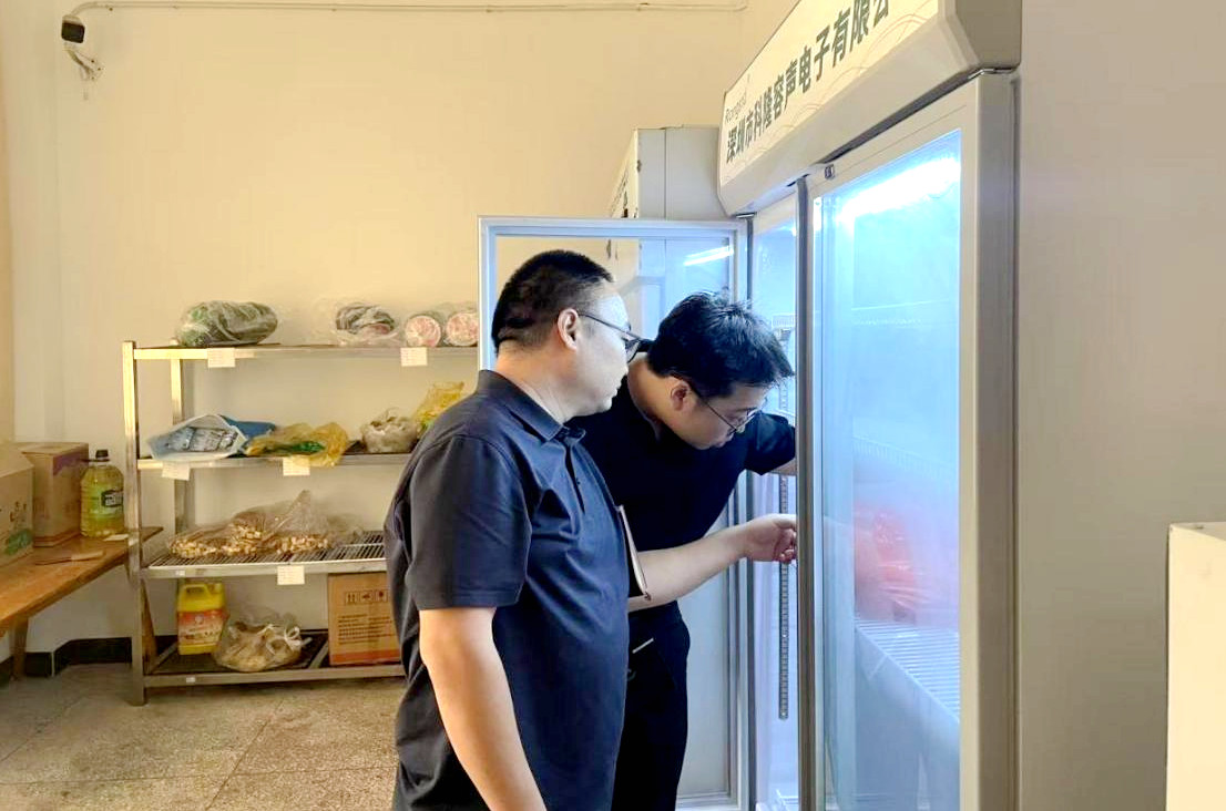 镇纪委工作人员检查食材贮存及留样情况。陈璐璐 摄