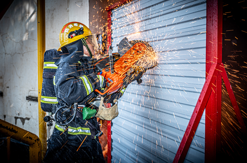 消防員進行破拆救援。謝海鵬攝