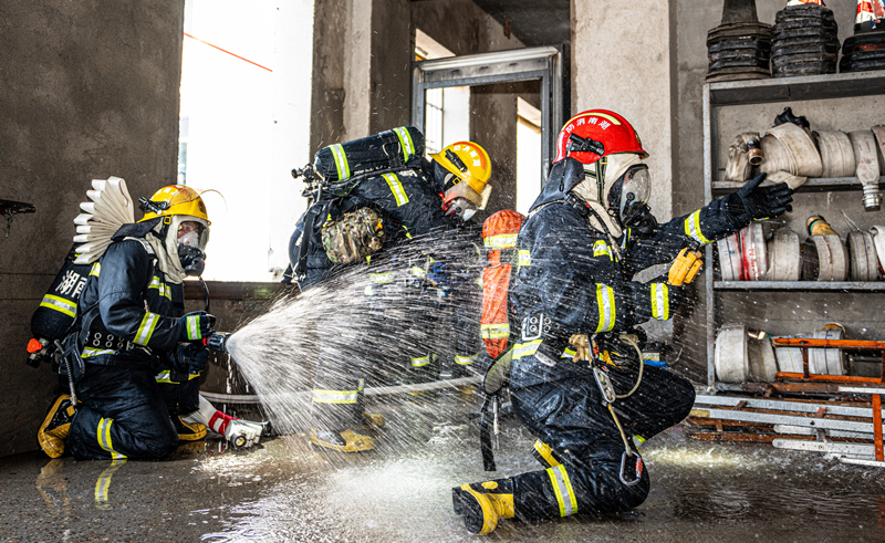 開展滅火作業。謝海鵬攝