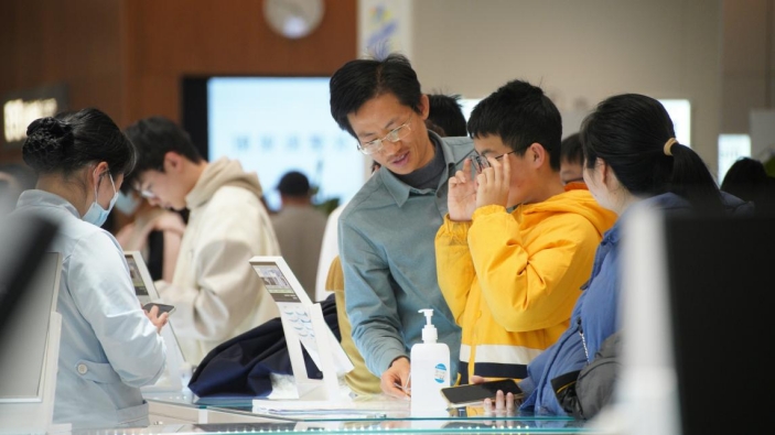 患兒在長沙愛爾兒童眼科中心進行配鏡。單位供圖