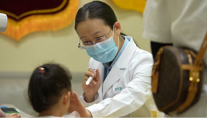 山西愛爾眼科醫院副院長王艷華在為患兒做眼部檢查。單位供圖