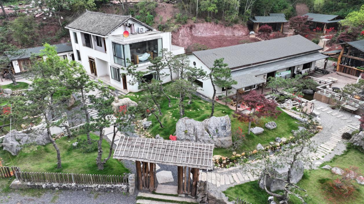 “歸隱鬆澗·理想村落”民宿項目讓閑置舊房換新顏。湘潭市岳塘區融媒體中心供圖