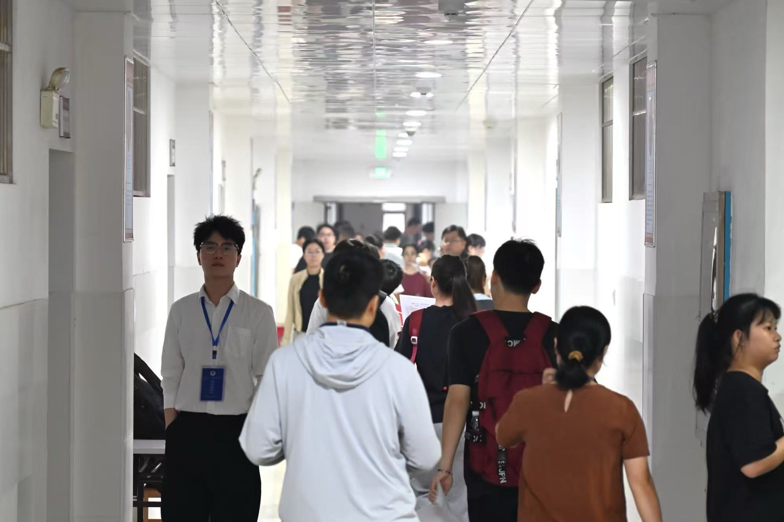 考生進入考場。高源鑫攝