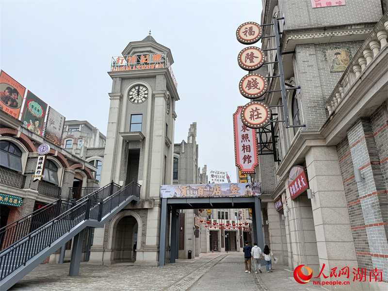 竖店民国风场景搭建。人民网记者 吴茜薇摄