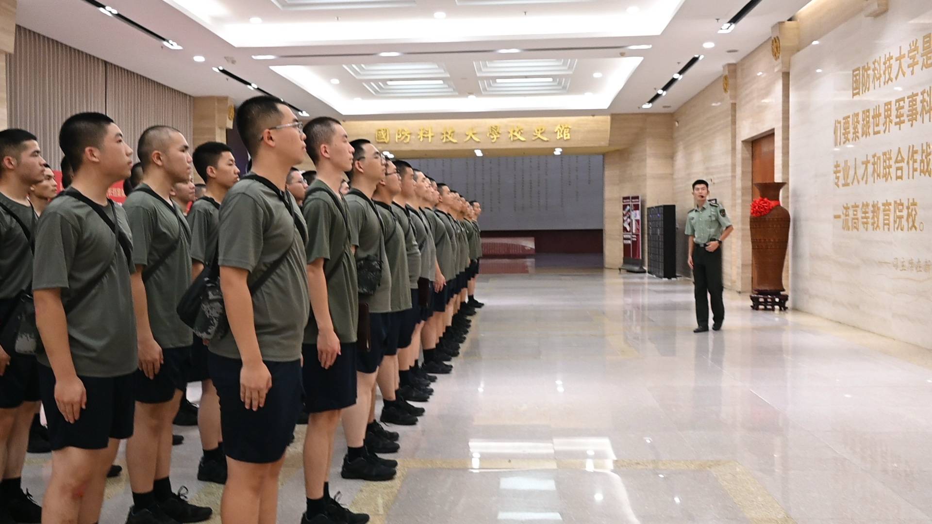 校史讲解俱乐部成员参与讲解保障。尹博摄